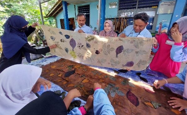 Tim PkM UMBY Beri Pelatihan Ecoprint